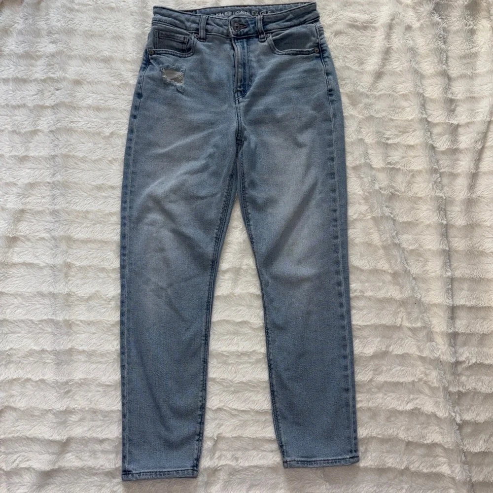 American Eagle Outfitters Mom Jean Size 0 Short Distressed Light Wash Denim